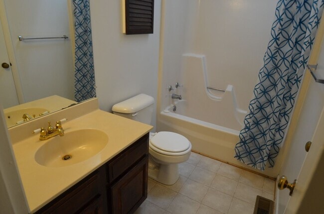 Building Photo - Spacious Yorktown Gem with New Flooring & Vaulted Ceilings