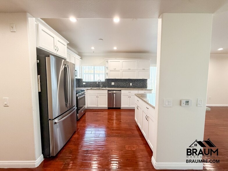 Primary Photo - 332 S Virgil Ave