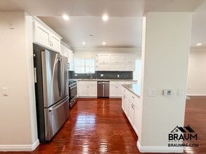 Building Photo - 332 S Virgil Ave