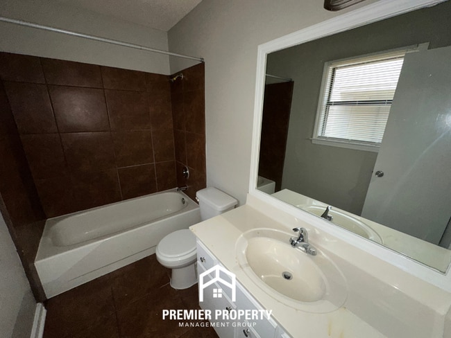 Building Photo - Spacious 3BR/2BA Memphis Home w/ Vaulted Ceilings, Fireplace & 2-Car Garage