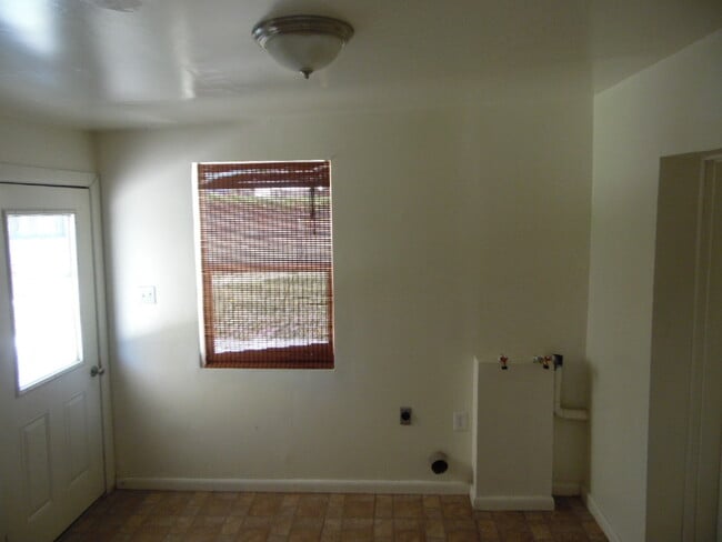 Building Photo - 210 E 200 N