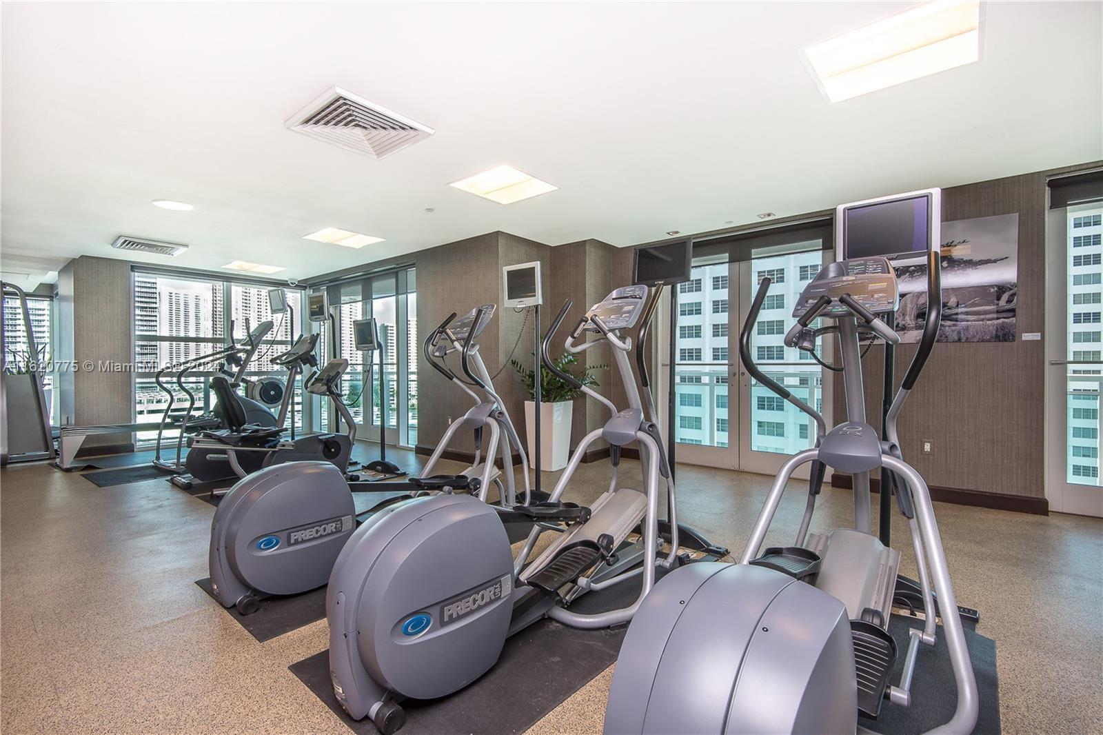 Amenities - 950 Brickell Bay Dr