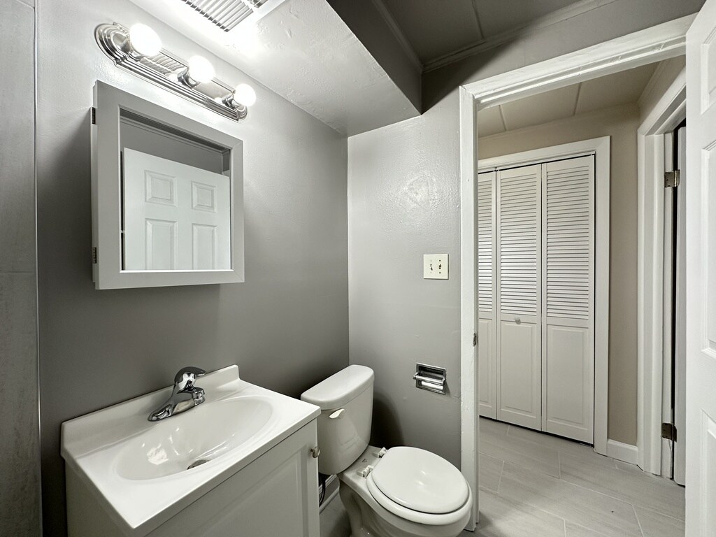 Building Photo - 9620 Ivanhoe Ave