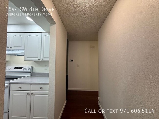 Building Photo - 1544 SW 8th Dr