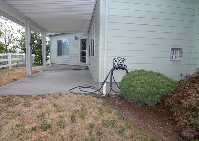 Building Photo - 3 Bedroom Home in North Albany!