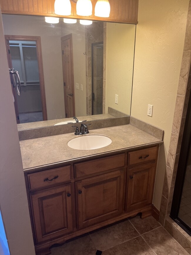 Building Photo - 13123 Red Oak Dr