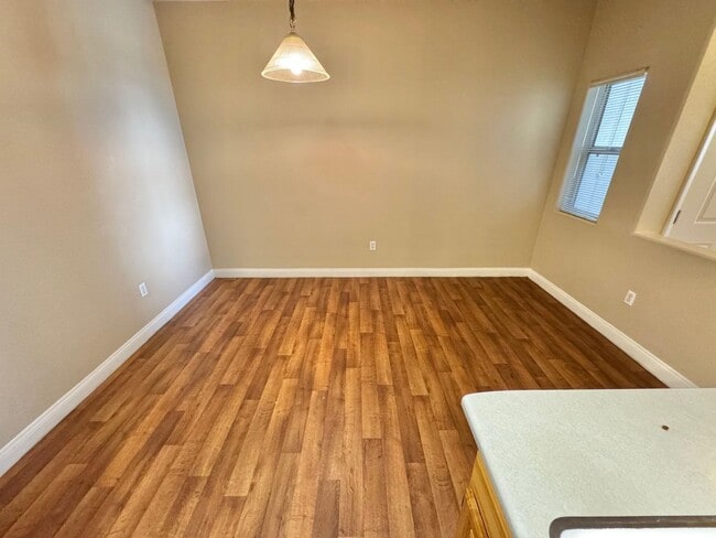 Building Photo - **WINTER SPECIAL !!  $500 -OFF 1ST MONTHS RENT IF MOVED IN WITHIN 2 WEEKS! ***SPACIOUS 1 BEDROOM,...