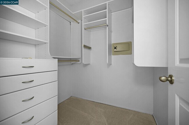 Building Photo - 5012 Lakeview Dr