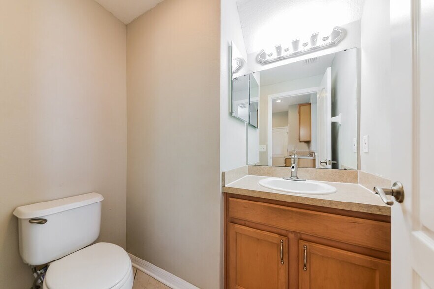 Building Photo - 908 Larwood Pine Dr
