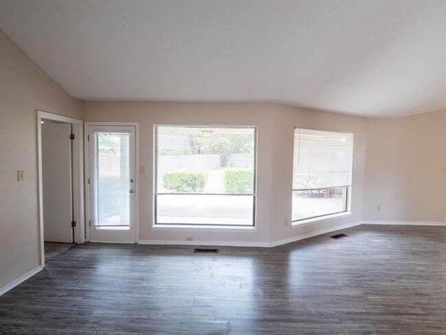 Building Photo - 3201 Creekwood Ct