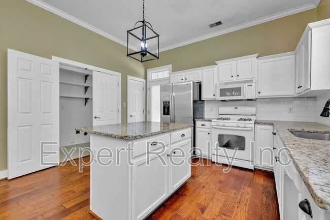 Building Photo - 6285 S Clubview Cir