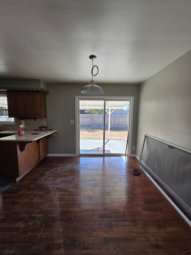 Building Photo - Pet Friendly Single Level 3 Bed 2 Bath Hom...