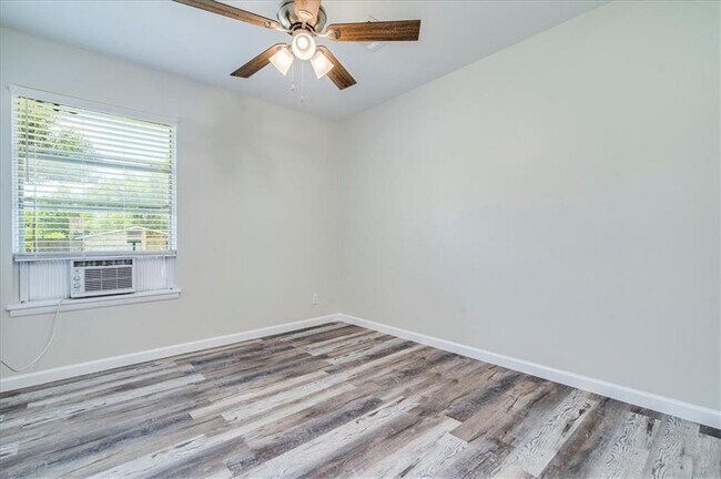 Building Photo - 1800 Forestglade Dr