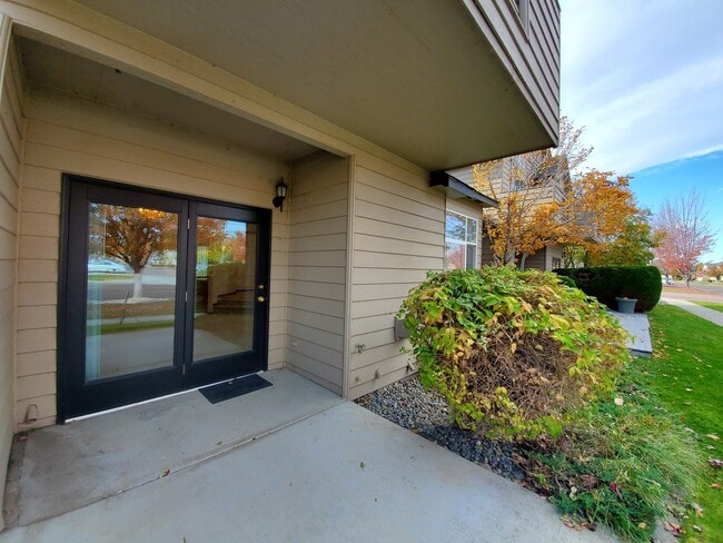 Building Photo - 427 Columbia Point Dr