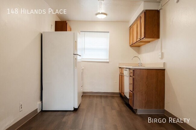 Building Photo - Move in special! First month free rent!