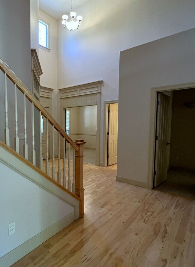 Building Photo - Beautiful 4 bed 3.5 bath home in Eagle jus...