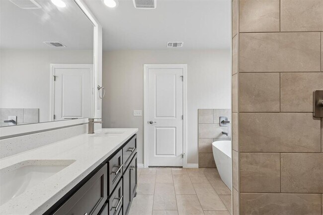 Building Photo - 16129 Villa Valeria Way