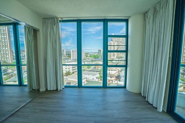 Building Photo - Bright 3-Bedroom Honolulu Condo with 2 Par...
