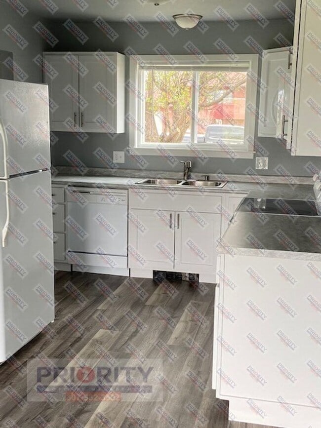 Building Photo - Townhome with a garage!