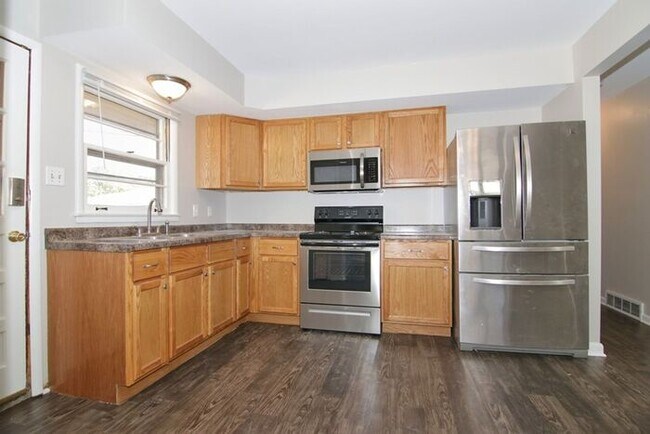 Building Photo - GREAT LAWRENCE TOWNSHIP HOME!