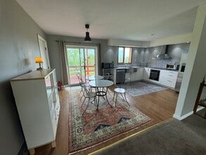 Building Photo - 198 E King Rd
