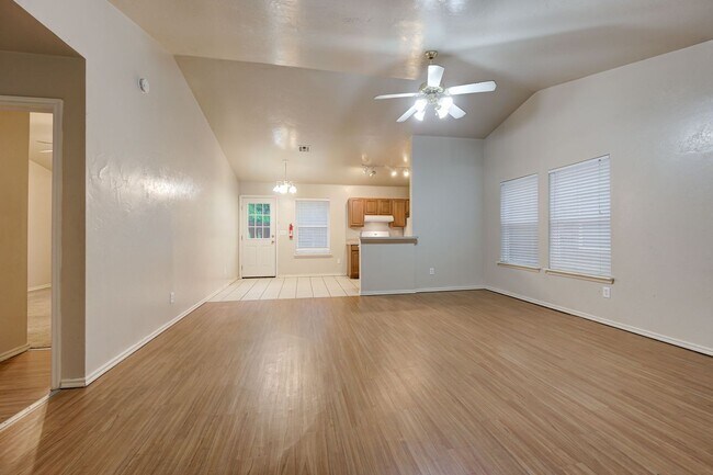 Building Photo - Gorgeous 3 bed 2 bath in Norman!