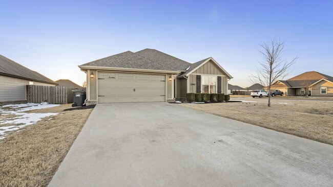 Building Photo - 3960 Deerhurst St