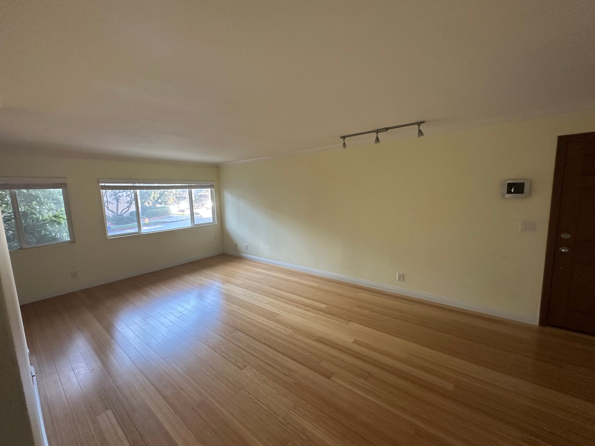 Building Photo - 1154 S Barrington Ave