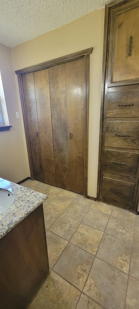 Building Photo - LARGE 3 BEDROOM HOME IN NORTHEAST CLOVIS