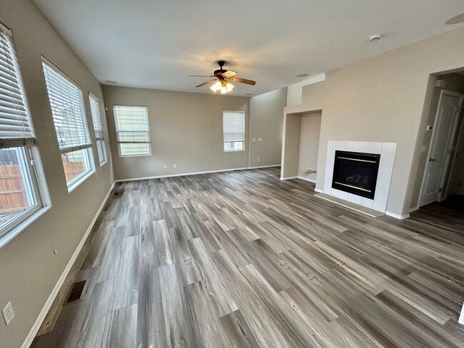 Building Photo - Beautiful Stetson Hills 3 Bedroom