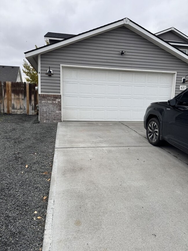 Building Photo - HARD TO FIND 4 BEDROOM