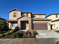 Building Photo - Beautiful 5 bedroom home close to parks, s...