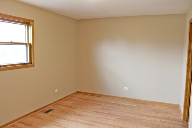 Building Photo - 7870 W Cahill Terrace