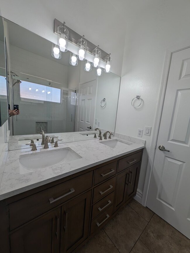 Building Photo - BEAUTIFUL executive style home w/ entertainer's dream backyard!