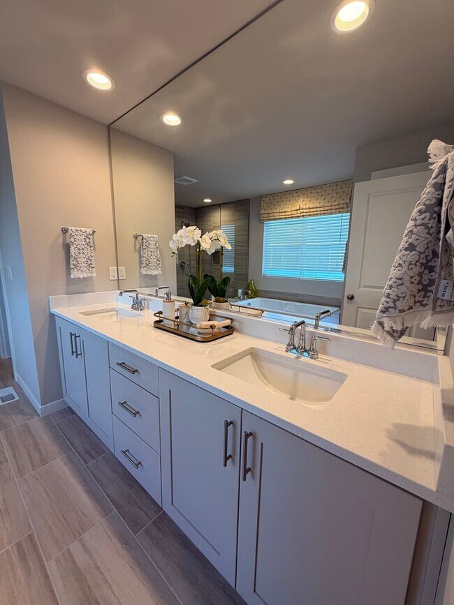 Building Photo - Model home! 4-bed 3-Bath Home on Moon MTN!