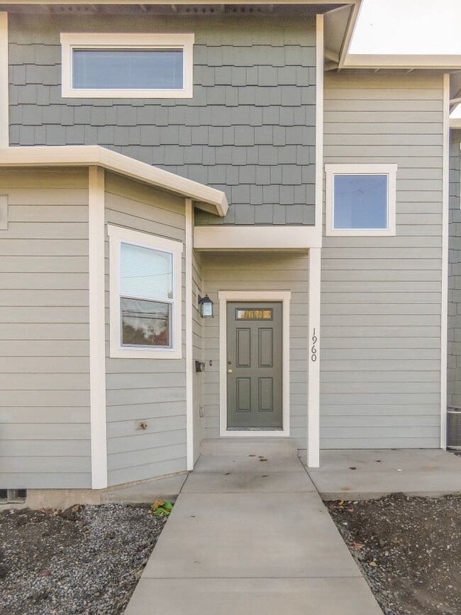 Building Photo - 1960 Market St NE