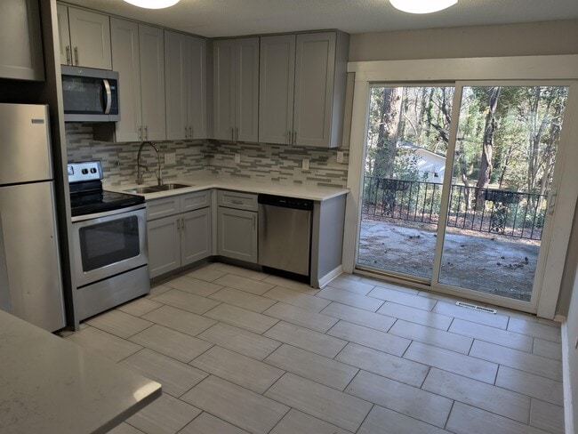 Building Photo - 3108 Erskine Dr