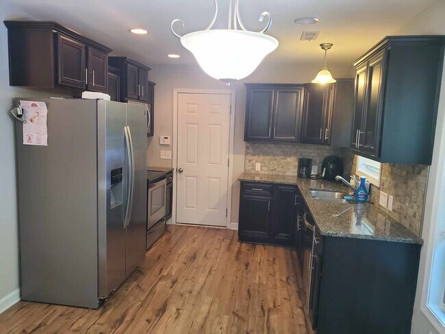 Building Photo - 4 bedroom available for move in August 1st...