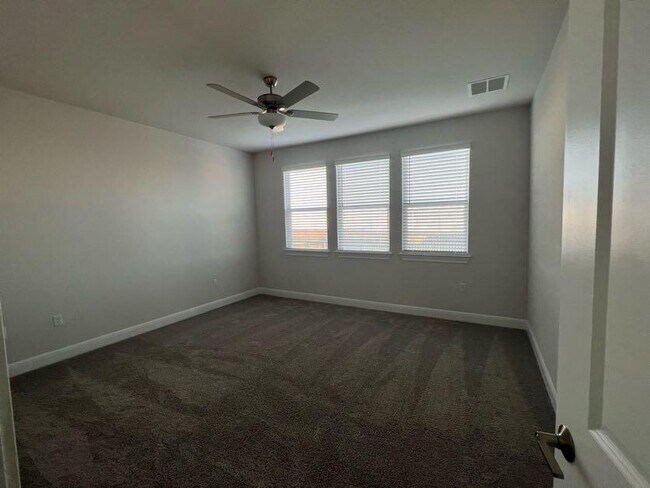 Building Photo - 15501 Ellinger Dr