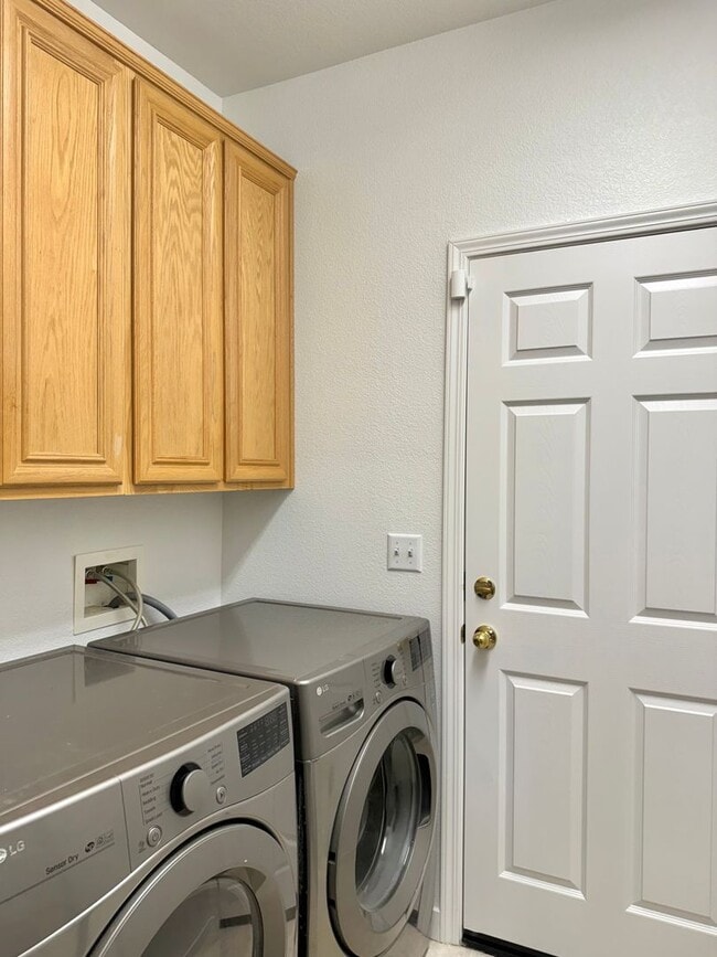 Building Photo - 3 bed 2 bath 2 Car Garage