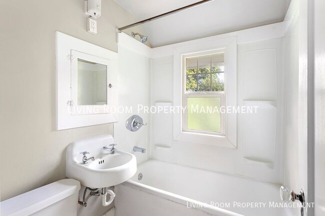 Building Photo - Charming, South Portland, Light-filled Apa...