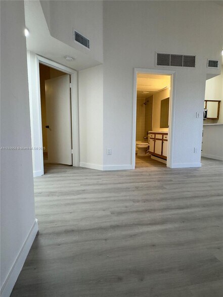 Building Photo - 2880 N Oakland Forest Dr