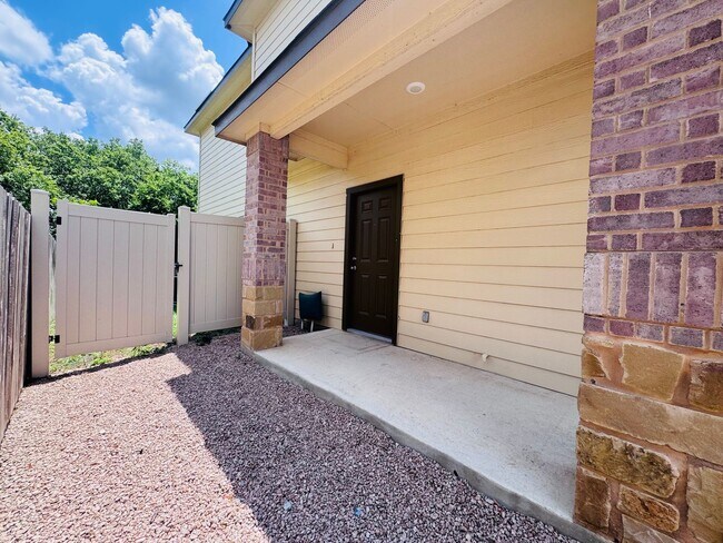 Building Photo - Best Duplex Community in Seguin