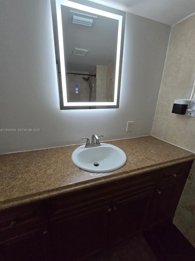 Building Photo - 609 S State Rd 7