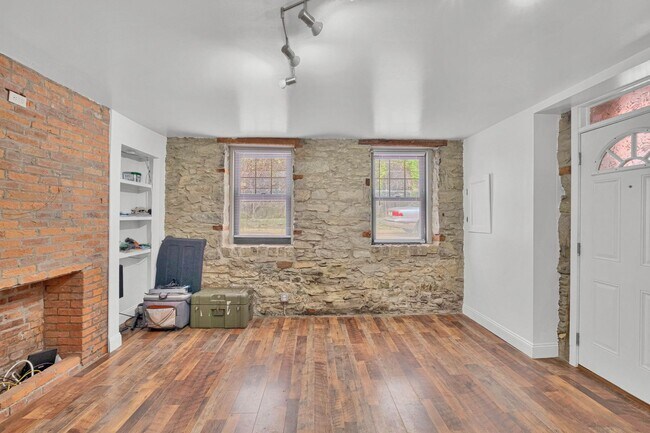 Building Photo - 1721 Edwards Way