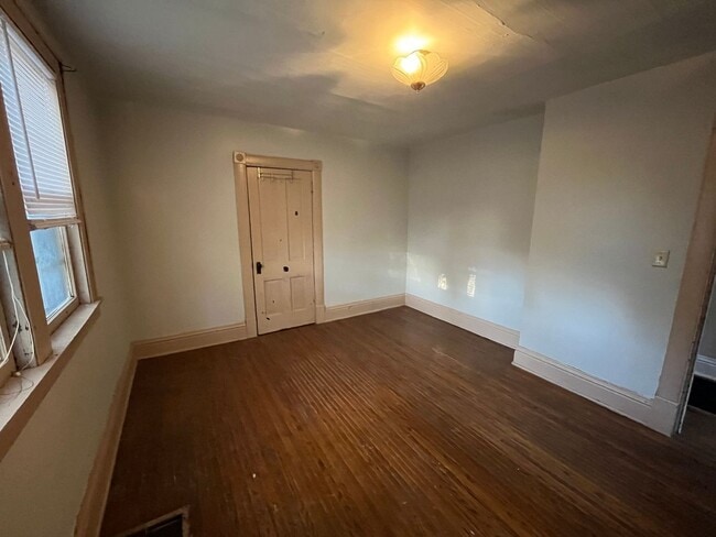 Building Photo - 3 bedroom home available in Rockford