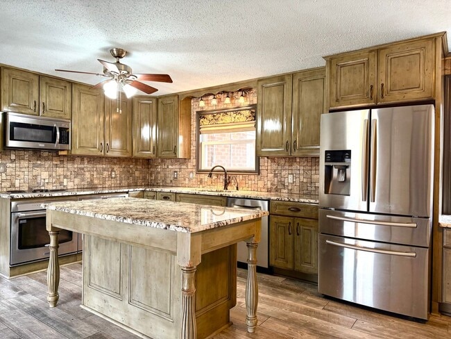 Building Photo - 2811 Thrush Dr