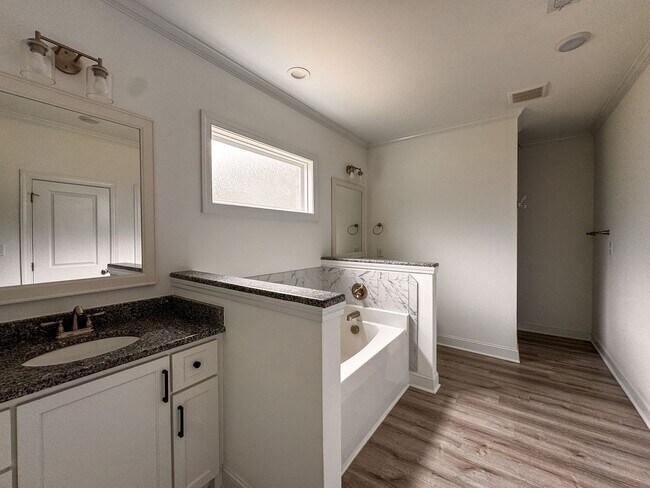 Building Photo - Gorgeous 4 Bed 3.5 Bath Executive Home with Community Amenities