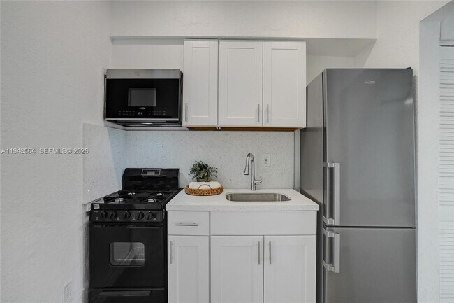 Building Photo - 2160 Bay Dr