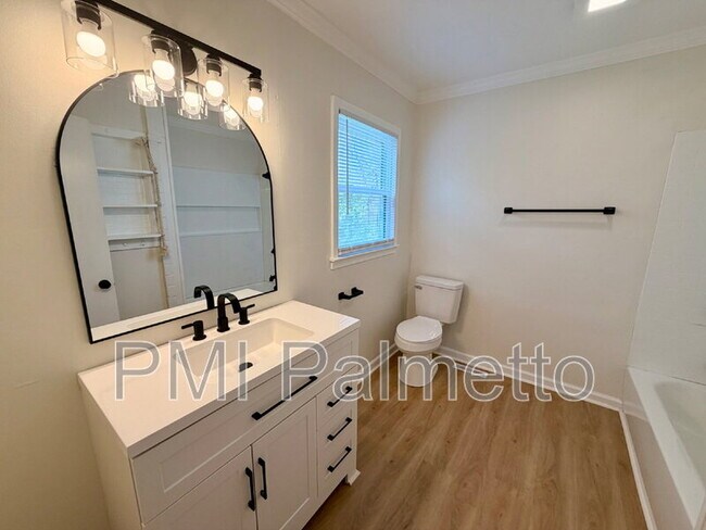 Building Photo - 725 Brooks Ave